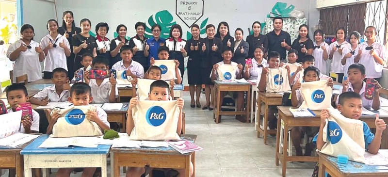 รักการอ่านและเขียนภาษาไทย : ฉัตรประอร นิยม ผวจ.ฉะเชิงเทรา และนายกเหล่ากาชาดจังหวัดฉะเชิงเทรา นำคณะกรรมการและสมาชิกเหล่ากาชาดจังหวัด ลงพื้นที่เยี่ยมให้กำลังใจและติดตามการดำเนินงาน “โครงการส่งเสริมและพัฒนา
การพูด อ่าน เขียนภาษาไทย ประจำปี 2569” เพื่อสนองพระราชดำริสมเด็จพระกนิษฐาธิราชเจ้า กรมสมเด็จพระเทพรัตน
ราชสุดาฯ สยามบรมราชกุมารี พร้อมมอบชุดเครื่องเขียนให้แก่นักเรียนโรงเรียนต่างๆ ที่ อ.ท่าตะเกียบ จ.ฉะเชิงเทรา