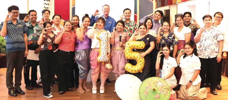 15 ปี “เซ็นทารา พัทยา” : โจนัส เฮอร์สเต็ด ผจก.ทั่วไปภาคพื้นที่ พัทยา จัดพิธีทำบุญในโอกาสครบรอบ
15 ปี แห่งการดำเนินงานของโรงแรมเซ็นทารา พัทยา เพื่อความเป็นสิริมงคลแก่โรงแรม ผู้บริหาร และพนักงาน
ของโรงแรมฯ ที่มุ่งมั่นพัฒนาคุณภาพการบริการอย่างต่อเนื่อง มอบประสบการณ์การเข้าพักที่สะดวกสบายและน่าประทับใจแก่ลูกค้า นักท่องเที่ยวทั้งชาวไทยและชาวต่างชาติ ด้วยการบริการแบบไทยที่เป็นเอกลักษณ์