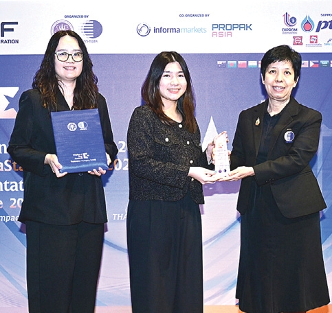 ผลงานนวัตกรรม : ดร.พัชทรา มณีสินธุ์ รองผู้ว่าการวิจัยและพัฒนาฯ
สถาบันวิจัยวิทยาศาสตร์และเทคโนโลยีฯ มอบรางวัล ThailandStar
Packaging Awards 2026 ให้แก่ผู้แทน บมจ.เจริญโภคภัณฑ์อาหาร
CPF จากบรรจุภัณฑ์ “STACKABLE DIAMOND BOX”