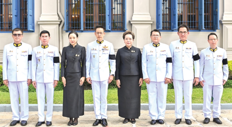 ถวายความอาลัย : สาระ ล่ำซำ ปธ.จนท.บห.บมจ.เมืองไทยประกันชีวิต, พิตราภรณ์ บุณยรัตพันธุ์ รอง กก.ผจก.
อาวุโส และ สาริศา ล่ำซำ พร้อมด้วยผู้บริหาร เข้าถวายสักการะและลงนามแสดงความอาลัยเบื้องหน้า
พระรูปสมเด็จพระเจ้าลูกเธอ เจ้าฟ้าพัชรกิติยาภา นเรนทิราเทพยวดี กรมหลวงราชสาริณีสิริพัชร มหาวัชรราชธิดา
ด้วยน้อมสำนึกในพระกรุณาธิคุณอย่างหาที่สุดมิได้ ณ ศาลาสหทัยสมาคม ในพระบรมมหาราชวัง