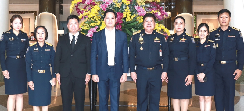 เชิงปฏิบัติการ : อนัคพล อิงคะกุล รองประธานกรรมการบริหารมิราเคิล กรุ๊ป ต้อนรับ อำนาจ เหล่ากอที รองเลขาธิการ คณะกรรมการ
ป้องกันและปราบปรามยาเสพติด ในพิธีเปิดการประชุมเรื่อง “การสืบสวนหาข่าวแหล่งพักยาเสพติดและบูรณาการด้านการข่าว
ในการเพิ่มประสิทธิภาพการปฏิบัติงานด้านยาเสพติด พื้นที่ภาค 1 ประจำปี 2569” โดยมีผู้อำนวยการส่วนต่างๆ, นิติกร
ปฏิบัติการ, นักวิเคราะห์นโยบายและแผน พร้อมทั้งนักสืบสวนสอบสวน เข้าร่วมการประชุม โรงแรมมิราเคิล แกรนด์ คอนเวนชั่น

