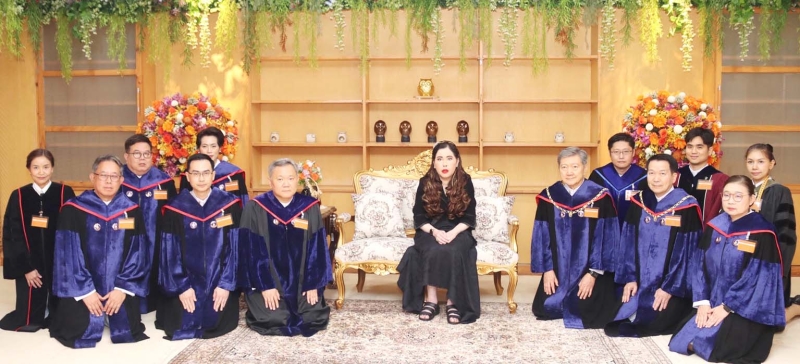 สมเด็จพระเจ้าน้องนางเธอ เจ้าฟ้าจุฬาภรณวลัยลักษณ์ อัครราชกุมารี กรมพระศรีสวางควัฒน วรขัตติยราชนารี พระราชทานพระวโรกาสให้ ศ.คลินิกเกียรติคุณ นพ.ปิยะสกล สกลสัตยาทร นายกสภามหาวิทยาลัยมหิดล และคณะเฝ้าถวายปริญญาเภสัชศาสตรดุษฎีบัณฑิตกิตติมศักดิ์ ประจำปีการศึกษา 2567 โดยทรงจัดตั้งสถาบันวิจัยจุฬาภรณ์ขึ้น มีเป้าหมายสูงสุดคือ การนำวิทยาศาสตร์และเทคโนโลยีมาประยุกต์ใช้ เพื่อยกระดับคุณภาพชีวิตของประชาชนรวมถึงการพัฒนางานด้านวิทยาศาสตร์การแพทย์และการสาธารณสุขของประเทศ ณ โรงพยาบาลจุฬาภรณ์ เขตหลักสี่ กรุงเทพมหานคร เมื่อวันศุกร์ที่ 19 มิถุนายน 2569 เวลา 13.50 น.