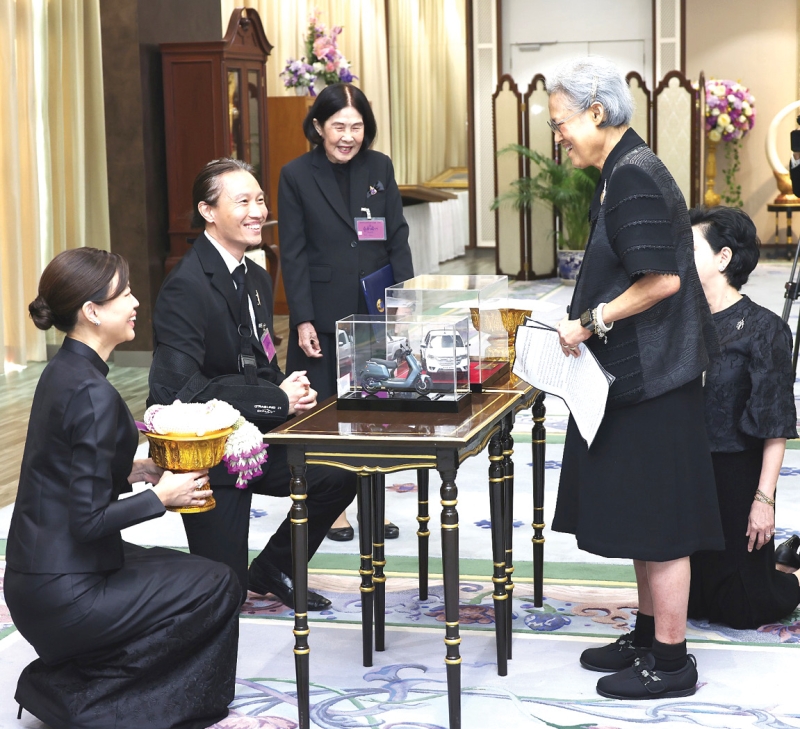 สมเด็จพระกนิษฐา
ธิราชเจ้า กรมสมเด็จ
พระเทพรัตนราชสุดาฯ
สยามบรมราชกุมารี เสด็จออก ณ วังสระปทุม
พระราชทาน
พระราชวโรกาสให้
นางสาววิลาวรรณ วนดุรงค์วรรณ กรรมการและเหรัญญิก มูลนิธิชัยพัฒนา นำ
นายเฉลิมชัย
มหากิจศิริ กรรมการ
ผู้จัดการใหญ่ และ ประธานเจ้าหน้าที่บริหาร บริษัท
โทรีเซนไทย
เอเยนต์ซีส์ จำกัด (มหาชน) และคณะ เฝ้าทูลละอองพระบาท น้อมเกล้าน้อมกระหม่อมถวาย
รถกระบะไฟฟ้า และรถจักรยานยนต์ไฟฟ้า พร้อมสถานีชาร์จไฟฟ้า เพื่อใช้ประโยชน์ในกิจกรรมของมูลนิธิชัยพัฒนา เมื่อวันจันทร์ที่ 22 มิถุนายน 2569 เวลา 09.00 น.