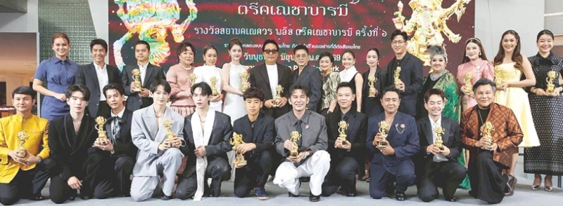 สร้างคุณค่าให้สังคม : ศตกมล วรกุล ผอ.อาวุโส ฝ่ายสื่อสารองค์กร บมจ.เอ็ม บี เค ผู้บริหาร พาราไดซ์ พาร์ค ซึ่งสนับสนุนพื้นที่การจัดงาน ต้อนรับ กฤต สุวรรณวิไลกุล ประธานองค์กรส่งเสริมการศึกษาและวัฒนธรรมแห่งประเทศไทย พร้อมศิลปิน ดารา และอินฟลูเอนเซอร์ ในงานมอบรางวัล “สยามคเณศวรพลัส ตรีคเณชาบารมี ครั้งที่ 6” เพื่อเชิดชูเกียรติบุคคลต้นแบบในหลากหลายสาขา ที่ ศูนย์การค้าพาราไดซ์ พาร์ค