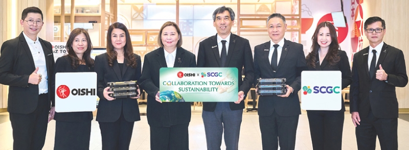 ทุกร้าน ทุกสาขา : กชกร อรรถรังสรรค์ รอง กก.ผจก.บจก.โออิชิ โฮลดิ้ง และ สุรชา อุดมศักดิ์ ปธ.จนท.สายงานปฏิบัติการและนวัตกรรม บมจ.เอสซีจี เคมิคอลส์ เปิดตัวบรรจุภัณฑ์อาหารรักษ์โลก EcoRevo อาทิ หลอด ช้อน และกล่องอาหารพลาสติกที่สามารถย่อยสลายเองได้ภายใต้สภาวะที่เหมาะสมในระยะเวลาที่กำหนด ตามมาตรฐานสากล ISO 17556 ซึ่งนำมาใช้ที่ร้านอาหารญี่ปุ่นในเครือโออิชิ อย่างเป็นทางการแล้ว