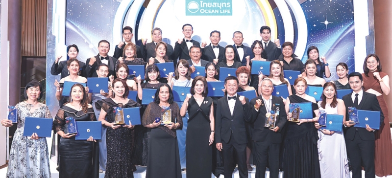 รางวัลแห่งเกียรติยศ : นุสรา (อัสสกุล) บัญญัติปิยพจน์ ประธานเจ้าหน้าที่บริหาร บมจ.ไทยสมุทรประกันชีวิต และ สมชัย อาภรณ์ศิริพงษ์ Deputy Chief Executive Officer นำทีมที่ปรึกษาประกันชีวิต OCEAN LIFE ไทยสมุทรประกันชีวิต ร่วมพิธีมอบรางวัล “ตัวแทนคุณภาพดีเด่นแห่งชาติ ครั้งที่ 43” จัดโดย คณะกรรมการกำกับและส่งเสริมการประกอบธุรกิจประกันภัย
และร่วมแสดงความยินดีกับที่ปรึกษาประกันชีวิตของ OCEAN LIFE ไทยสมุทรประกันชีวิต ที่ได้รับรางวัลรวม 32 ราย