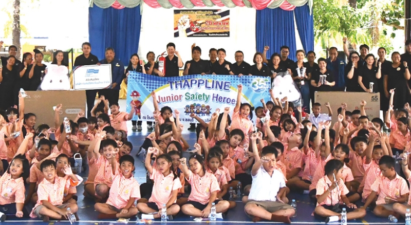 เตรียมพร้อม : ทศพร ว่องวิไลรัตน์ ผู้ช่วยกรรมการผู้จัดการด้านปฏิบัติการ บริษัท ท่อส่งปิโตรเลียมไทย จำกัด
(แทปไลน์) จัดกิจกรรม “Thappline Junior Safety Heroes” นำพนักงานร่วมกันมอบอุปกรณ์ดับเพลิงและโทรทัศน์ เพื่อใช้เป็นสื่อการเรียน รวมทั้งให้ความรู้เบื้องต้นในการใช้งานถังดับเพลิงเพื่อความปลอดภัยในกรณีเกิดเหตุฉุกเฉินให้แก่คณะครูและนักเรียน ที่โรงเรียนบ้านมาบประชัน อำเภอบางละมุง จังหวัดชลบุรี