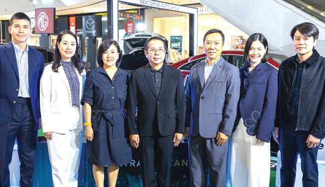 ยนตรกรรมพลังงานสะอาด : ขวัญแก้ว สิริจินดา Head of Asset Commercialization
บมจ.เซ็นทรัลพัฒนา, วิทยา สาครพานิช กก.ผจก.บจก.ทีที เอเบิ้ล และ สมบัติ
หล้าพันธ์ ผช.ผู้ว่าการการไฟฟ้านครหลวง เปิดงาน “Next Drive Auto
Show 2026” แนวคิด “Mobility Uplifting Life” ที่ศูนย์การค้าเซ็นทรัล เวสต์เกต
