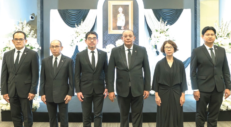 น้อมรำลึกในพระกรุณาธิคุณ : มนตรี ลาวัลย์ชัยกุล ประธานเจ้าหน้าที่บริหาร บมจ.ปตท.สำรวจและผลิตปิโตรเลียม
พร้อมคณะผู้บริหารและพนักงาน ร่วมกันแสดงความอาลัยถวายแด่ สมเด็จพระเจ้าลูกเธอ เจ้าฟ้าพัชรกิติยาภา
นเรนทิราเทพยวดี กรมหลวงราชสาริณีสิริพัชร มหาวัชรราชธิดา เพื่อรำลึกในพระกรุณาธิคุณเบื้องหน้าพระรูป
ณ สำนักงานใหญ่ ศูนย์เอนเนอร์ยี่คอมเพล็กซ์ กรุงเทพฯ และพื้นที่ปฏิบัติการต่างๆ ทั้งในและต่างประเทศ