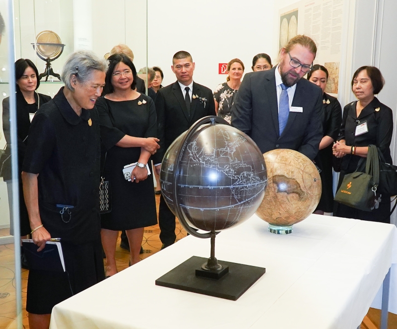 สมเด็จพระกนิษฐาธิราชเจ้า กรมสมเด็จพระเทพรัตนราชสุดาฯ สยามบรมราชกุมารี เสด็จพระราชดำเนินไป
ทอดพระเนตรพิพิธภัณฑ์ลูกโลก ซึ่งเป็นพิพิธภัณฑ์ลูกโลกแห่งเดียวในโลก อยู่ภายในหอสมุดออสเตรีย (Austrian National Library) ณ พระราชวังโมลลาร์ด กรุงเวียนนา สาธารณรัฐออสเตรีย ในการเสด็จพระราชดำเนินเยือนสาธารณรัฐออสเตรียและสหพันธ์สาธารณรัฐเยอรมนี เมื่อวันศุกร์ที่ 26 มิถุนายน 2569