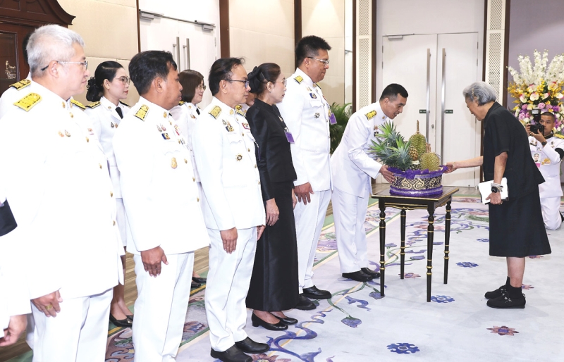 สมเด็จพระกนิษฐา
ธิราชเจ้า กรมสมเด็จ
พระเทพรัตนราชสุดาฯ สยามบรม
ราชกุมารี เสด็จออก
ณ วังสระปทุม พระราชทาน
พระราชวโรกาสให้ นายสันติ รังษิรุจิ
ผู้ว่าราชการจังหวัด
อุตรดิตถ์ นำคณะข้าราชการและผู้แทนเกษตรกรจังหวัดอุตรดิตถ์ เฝ้าทูลละอองพระบาท ทูลเกล้าทูลกระหม่อมถวาย
ทุเรียนหลงลับแล
หลินลับแล มีรสชาติ
และกลิ่นที่เป็นลักษณะเฉพาะ เป็น
อัตลักษณ์ และผลิตภัณฑ์ต่างๆ ของจังหวัดอุตรดิตถ์