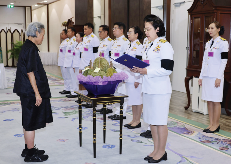 สมเด็จพระกนิษฐา
ธิราชเจ้า กรมสมเด็จพระเทพรัตนราชสุดาฯ สยามบรมราชกุมารี เสด็จออก ณ วังสระปทุม พระราชทาน
พระราชวโรกาสให้
นางสาววริษฐา สงวนเสริมศรี
ผู้ว่าราชการจังหวัด
กาญจนบุรี นำคณะ
ข้าราชการ และผู้แทนเกษตรกรจังหวัดกาญจนบุรี เฝ้าทูลละอองพระบาท ทูลเกล้า
ทูลกระหม่อมถวาย
ทุเรียนทองผาภูมิ พันธุ์หมอนทอง
ทุเรียนเบญจพรรณสายพันธุ์ต่างๆ พร้อมด้วย เงาะทองผาภูมิ
และมังคุดของ
จังหวัดกาญจนบุรี