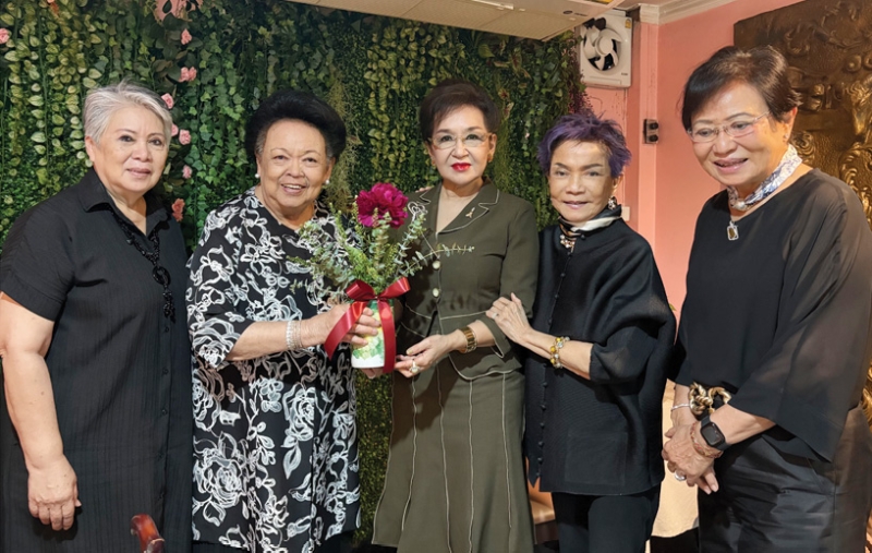 สังสรรค์มิตรสหาย : ศ.กิตติคุณ พญ.คุณหญิงกอบจิตต์ ลิมปพยอม เลี้ยงยินดีกับ ดร.คุณหญิงกัลยา
โสภณพนิช ในโอกาสได้รับรางวัลศิษย์เก่าดีเด่น ประจำปี 2026 จาก Imperial College London ประเทศ
อังกฤษ และขอบคุณ ธีรนาฏ โชควัฒนา เจ้าของร้านอาหารกระท่อมมังสวิรัต ตำนานอาหารมังสวิรัติ
เพื่อสุขภาพในบรรยากาศสไตล์ยุโรป โดยมี คุณหญิงยุพดี สิงห์โตโรจน์ และ สุภรณ์ วิจิตรานุช ร่วมงาน