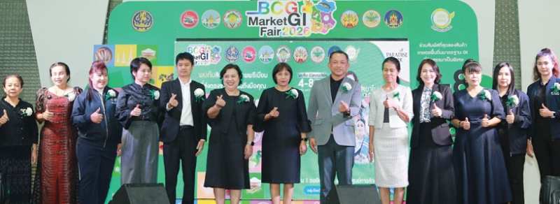 สร้างรายได้ให้เกษตรกร : จรูญรัตน์ สาลี กก.ผจก.บจก.พาราไดซ์ พาร์ค ต้อนรับ วีรวรรณ จันทนเสวี
รอง ผวจ.สิงห์บุรี ในพิธีเปิดงาน “ตลาดเกษตรรักษ์โลก BCG GI Market Fair 2026” ภายใต้แนวคิด
BCG Economy ที่มุ่งส่งเสริมการผลิตอย่างยั่งยืน ควบคู่การใช้ทรัพยากรอย่างคุ้มค่าและเป็นมิตรต่อสิ่งแวดล้อม
รวมสินค้าเกษตรคุณภาพ สินค้า GI และผลิตภัณฑ์ชุมชนมาจำหน่าย ที่ ศูนย์การค้าพาราไดซ์ พาร์ค
