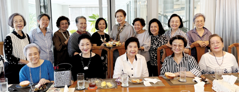 สังสรรค์วันเกิด : ดร.คุณหญิงกษมา วรวรรณ ณ อยุธยา และเพื่อนศิษย์เก่าโรงเรียนวัฒนาวิทยาลัย รุ่น 92 ภาวิไล บุราวาศ, นลินี คณิวิชาภรณ์,
ผาณิต พูนศิริวงศ์, ศ.เกียรติคุณ ดร.มาลียา เครือตราชู, แววตา อัมพรายน์, ปานจิตต์ วสันต์, ชุติมา พงษ์เลื่องธรรม, ฉวีวรรณ ช่างต่อ,
ยศวดี บุณยเกียรติ, จิราพร เชมนะสิริ, ยุพยง นิ่มสมบุญ, ดวงใจ ตั้งสง่า, ฆรนี เทียนไทย นัดฉลองวันเกิดให้เพื่อน ดวงเนตร พงษ์ไพโรจน์,
รศ.ทรรศนียา ศักดิ์ดี และ อินทิรา กระหม่อมทอง ที่ร้าน Tummy Yummy อาหารไทยสไตล์โฮมเมด บ้านไม้โบราณ ซอยต้นสน ถนนเพลินจิต