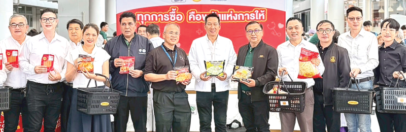จิตอาสา CPF : นพ.ทวีรัชต์ ศรีกุลวงศ์ นายแพทย์สาธารณสุขจังหวัดลำปาง และ นพ.วรเชษฐ์ เต๋ชะรัก ผอ.โรงพยาบาลลำปาง พร้อมด้วย
ชาญชัย จันณรงค์ ผจก.ภาคเหนือบน บมจ.เจริญโภคภัณฑ์อาหาร (CPF) จัดกิจกรรม “ทุกการซื้อ คือพลังแห่งการให้” เชิญชวนประชาชน
เลือกซื้อผลิตภัณฑ์อาหารคุณภาพ สะอาด ปลอดภัย ในราคาพิเศษ มอบรายได้สมทบทุนซ่อมแซมและปรับปรุงอาคารสิทธิเกษม โรงพยาบาลลำปาง เพื่อพัฒนาการดูแลรักษาผู้ป่วยและยกระดับระบบบริการสาธารณสุขของจังหวัดลำปาง ที่ลานพักคอย โรงพยาบาลลำปาง อำเภอเมือง จังหวัดลำปาง
