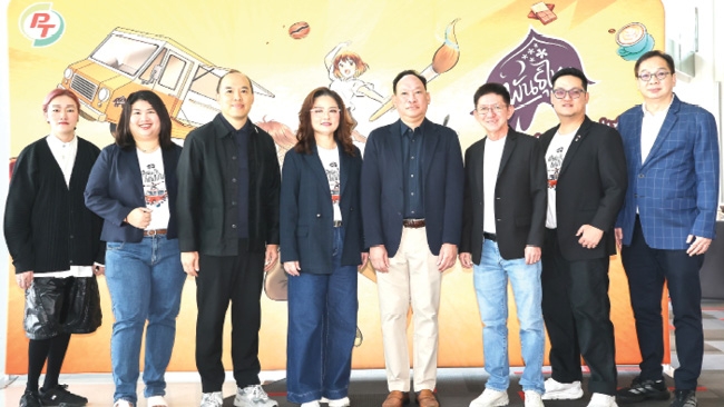 ผลงานสร้างสรรค์ : สุขวสา ภูชัชวนิชกุล ประธานเจ้าหน้าที่บริหาร บจก.กาแฟพันธุ์ไทย
ประกาศผลการประกวดออกแบบกราฟิก “พันธุ์ไทย...ดีไซน์อะไรก็เป็นไปได้”
พร้อมมอบทุนการศึกษารวม 690,000 บาท ให้แก่นิสิต-นักศึกษาที่เข้ารอบชิงชนะเลิศ
โดยมี ฉลอง ติรไตรภูษิต ผอ.ฝ่ายสื่อสารองค์กร บมจ.พีทีจี เอ็นเนอยี ร่วมงาน
