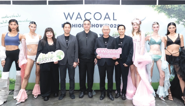 ผู้นำแบรนด์รักษ์โลก : ธรรมรัตน์ โชควัฒนา ประธานกรรมการ บมจ.ไทยวาโก้ และ บุญดี อำนวยสกุล ประธานกรรมการบริหาร
ร่วมงาน “WACOAL FASHION SHOW 2026” ในงานสหกรุ๊ปแฟร์ ครั้งที่ 30 ภายใต้แนวคิด “แฟชั่นเปลี่ยนไปแต่ความใส่ใจโลก
ไม่เคยเปลี่ยน” ถ่ายทอดความเป็น Lifestyle Brand ที่ดูแลผู้บริโภคและใส่ใจสิ่งแวดล้อมในทุกจังหวะของชีวิต ผ่านแฟชั่นโชว์จากเหล่านางแบบชั้นนำ พร้อมโชว์พิเศษจาก ชาร์เลท-วาศิตา แฮเมเนา พรีเซ็นเตอร์คนล่าสุดของวาโก้ ที่ศูนย์ฯไบเทค บางนา