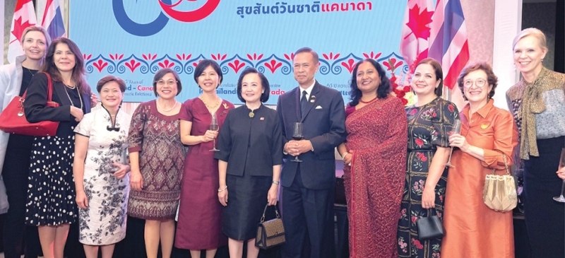 “วันแคนาดา” : ปิง คิตนีกอน เอกอัครราชทูตแคนาดาประจำราชอาณาจักรไทย เปิดงานในโอกาสครบรอบ 65 ปี
การสถาปนาความสัมพันธ์ทางการทูต แคนาดา-ไทย โดยมี วิชาวัฒน์ อิศรภักดี ผช.รมต.ประจำกระทรวงการต่างประเทศ,
หว่อง เสี่ยว ผิง แคเทอรีน เอกอัครราชทูตสาธารณรัฐสิงคโปร์, อาลิเซีย อาเลฮันดรา อัลฟาโร กัสติโย เอกอัครราชทูตสาธารณรัฐโคลอมเบีย และ มิลลิเซนต์ ครุซ-ปาเรเดส เอกอัครราชทูตสาธารณรัฐฟิลิปปินส์ ร่วมงาน ที่โรงแรมเดอะ ริทซ์-คาร์ลตัน