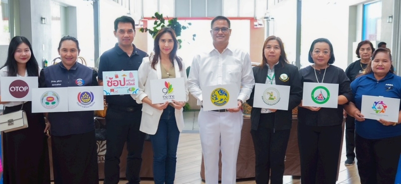 กระตุ้นเศรษฐกิจ : ชวรมย์ มังคละคีรี กก.ผจก.บจก.เดอะไนน์ ติวานนท์ ต้อนรับ อารุช เอมโอฐ
นายอำเภอเมืองปทุมธานี, ส.ต.ท.หญิงอุไรวรรณ อุทัยนาง พัฒนาการอำเภอเมืองปทุมธานี, วราลักษณ์ ควรพินิจ
ประธานกลุ่มวิสาหกิจชุมชน ชมรมเพื่อนปาริชาต ที่มาร่วมจัดงาน “ช็อปอย่างมีสไตล์ รายได้เพื่อชุมชน #26”
เพื่อสนับสนุนสินค้าจากชุมชน สร้างรายได้ที่ยั่งยืน ที่ ศูนย์การค้าเดอะไนน์ เซ็นเตอร์ ติวานนท์