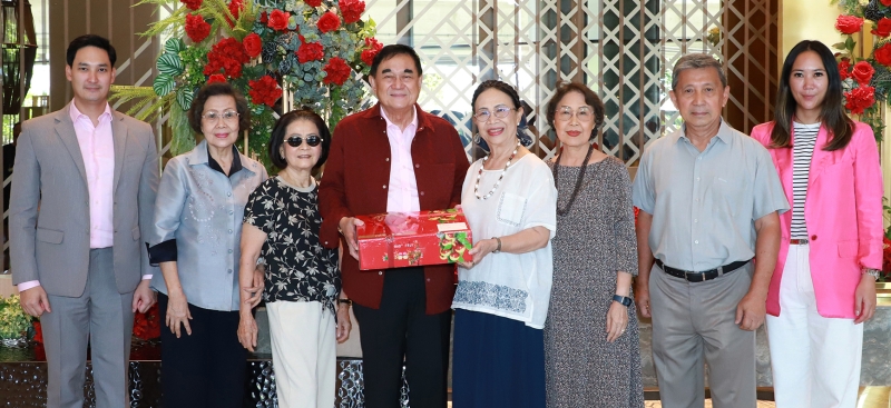 อวยพรวันเกิด : ทูนใจ ศรีวังพล ประธานศิษย์เก่า รุ่น 5 มหาวิทยาลัยกรุงเทพ ชวนเพื่อนมหาวิทยาลัยกรุงเทพ รุ่น 5 อาทิ นิตยา สุนทรบุระ, สุรางค์ รักษาสัตย์, นิตยา ปัญญาทิพย์, จิรพันธ์ พันธุ์คงชื่น ร่วมกันอวยพรวันคล้ายวันเกิด ดร.อัศวิน อิงคะกุล ประธานกรรมการบริหาร มิราเคิล กรุ๊ป โดยมี อนัคพล อิงคะกุล รองประธานกรรมการบริหาร มิราเคิล กรุ๊ป, ลักษมีกานต์ อิงคะกุล ประธานเจ้าหน้าที่บริหาร มิราเคิล กรุ๊ป ร่วมกันต้อนรับ ที่ โรงแรมอัศวิน แกรนด์ คอนเวนชัน