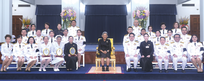 สมเด็จพระกนิษฐาธิราชเจ้า กรมสมเด็จพระเทพรัตนราชสุดาฯ สยามบรมราชกุมารี เสด็จลง ณ ศาลาดุสิดาลัย สวนจิตรลดา พระราชวังดุสิต พระราชทาน
พระราชวโรกาสให้ นายพัฒนา พร้อมพัฒน์ รัฐมนตรีว่าการกระทรวงสาธารณสุข นำพยาบาลดีเด่นผู้ได้รับรางวัลศรีสังวาลย์ ประจำปี 2567 เฝ้าทูลละอองพระบาท รับพระราชทานรางวัลศรีสังวาลย์ สาขาต่างๆ ได้แก่ ศ.เกียรติคุณอะเคื้อ อุณหเลขกะ, นางกรรณิกา อังกูร และ นางบุษบา การกล้า โอกาสนี้ ผู้บริหารและข้าราชการกระทรวงสาธารณสุข พร้อมคณะกรรมการรางวัลศรีสังวาลย์ ร่วมเฝ้าทูลละอองพระบาทด้วย เมื่อวันพฤหัสบดีที่ 2 กรกฎาคม 2569 เวลา 14.15 น.