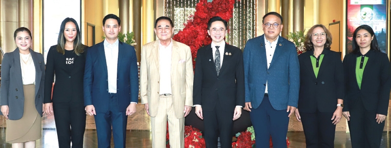 ปรับเพื่ออยู่ รู้เพื่อรอด : ดร.อัศวิน อิงคะกุล ประธานกรรมการบริหาร มิราเคิล กรุ๊ป ต้อนรับ ศ.ดร.ยศชนัน วงศ์สวัสดิ์ รองนายกรัฐมนตรี
และรมว.การอุดมศึกษา วิทยาศาสตร์ วิทยาศาสตร์ วิจัยและนวัตกรรม ในพิธีเปิดงาน “สิ่งแวดล้อมโลก สิ่งแวดล้อมไทย”
(TRIPLE PLANETARY CRISIS) จัดโดย ดร.วิจารย์ สิมาฉายา ผอ.สถาบันสิ่งแวดล้อมไทย โดยมี อนัคพล อิงคะกุล รองประธาน
กรรมการบริหาร และ ลักษมีกานต์ อิงคะกุล ประธานเจ้าหน้าที่บริหาร มิราเคิล กรุ๊ป ร่วมต้อนรับ ที่ โรงแรมอัศวิน แกรนด์ คอนเวนชั่น