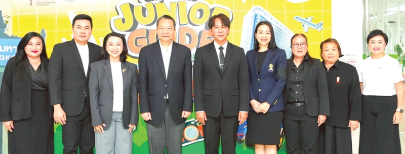 มีหัวใจแห่งการต้อนรับ : วิจักษณ์ ประดิษฐวณิช ประธานเจ้าหน้าที่บริหาร และ กก.ผอ.บมจ.เอ็ม บี เค และคณะผู้บริหาร
กลุ่มเอ็ม บี เค ต้อนรับ ดร.นรเทพ ชูพูล ผอ.เขตปทุมวัน ในพิธีเปิดการอบรม “มัคคุเทศก์น้อย : Junior Guide @ MBK
Center” เพื่อส่งเสริมให้เยาวชนได้พัฒนาทักษะภาษาอังกฤษ การสื่อสาร และเรียนรู้การเป็นเจ้าบ้านที่ดี พร้อมต่อยอดสู่ทักษะ
ที่จำเป็นในอนาคต จัดโดย ศูนย์การค้าเอ็ม บี เค เซ็นเตอร์ ร่วมกับ คณะครุศาสตร์ จุฬาฯ และ สำนักงานเขตปทุมวัน