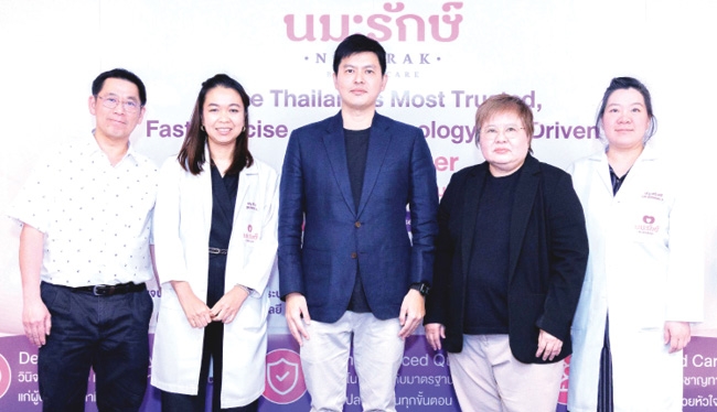 ดูแลสุขภาพเชิงป้องกัน : จัน เฮา ชอง ผช.ผจก.ใหญ่ บมจ.ไทยประกันชีวิต, รศ.พญ.เยาวนุช คงด่าน ผอ.โรงพยาบาลนมะรักษ์ ศูนย์เฉพาะทางโรคเต้านมและ
มะเร็งเต้านม และ ภก.ชัยวัฒน์ วรชาครียนันท์ บจก.โนวาร์ตีส (ประเทศไทย) ต้อนรับ
ผู้เข้าร่วมกิจกรรม “มะเร็งเต้านม : รู้ทัน ตรวจไว เข้าใจเทคโนโลยีการรักษา”