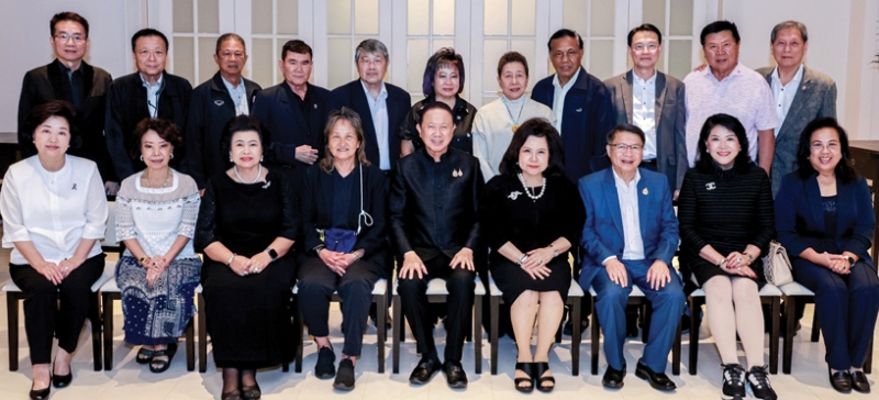 สวปอ.มส.4 กลุ่มคชสาร : สนั่น อังอุบลกุล และ ดร.นุชนาถ วสุรัตน์ จัดเสวนาเรื่อง “การปรับตัวรับกับ
เศรษฐกิจปัจจุบันอย่างไร” โดยมี ดร.ฉวีรัตน์ เกษตรสุนทร, ดร.นพ.เปรมศักดิ์ เพียยุระ, ดร.กนก อภิรดี,
สมชัย ตัณมานะศิริ, ธรพรรษธร วจีธัญเจริญกุล, ดารณี วัธนเวคิน, รัตนา ตรีพิพัฒน์กุล, อนุรัตน์ ก้องธรนินทร์,
พล.ท.สมบูรณ์ ศรีมณฑา และ สายัณห์ จันทร์วิภาสวงศ์ ร่วมงาน ที่ โรงแรมไฮแอทเอราวัณ กรุงเทพ