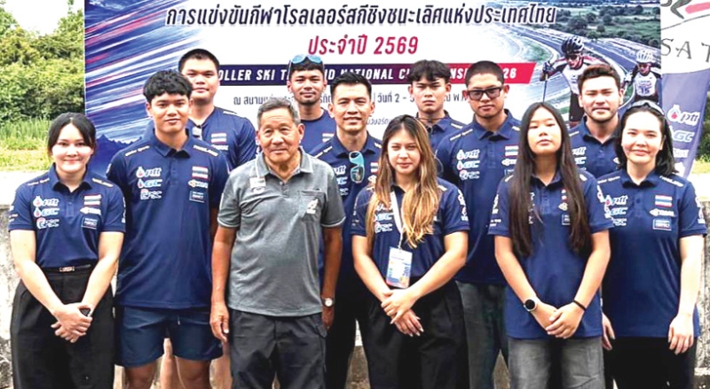 กำลังใจ : ปิยสวัสดิ์ อัมระนันทน์ นายกสมาคมกีฬาสกีและสโนว์บอร์ดแห่งประเทศไทย ให้โอวาทแก่นักกีฬา Bobsleigh ทีมชาติไทย (กีฬาสำหรับผู้รักการผจญภัยที่นั่งบนรถเลื่อนติดใบมีดรางน้ำแข็ง)
เพื่อสร้างกำลังใจในการแข่งขันกีฬาโรลเลอร์สกี ชิงชนะเลิศแห่งประเทศไทย โดยมี ปิยะพงษ์ วงศ์ปิยะกุล ผจก.ทีมกีฬาบ๊อบสเลจ์และสเกเลตันทีมชาติไทย ร่วมต้อนรับ ที่สนามแก่งกระจานเซอร์กิต จังหวัดเพชรบุรี