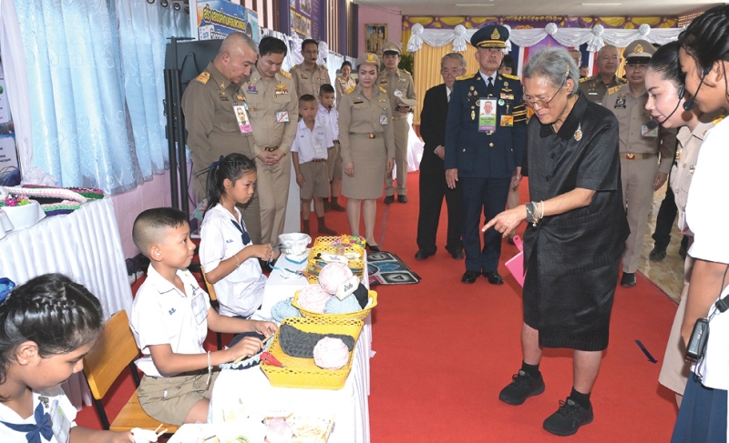สมเด็จพระกนิษฐาธิราชเจ้า กรมสมเด็จพระเทพรัตนราชสุดาฯ สยามบรมราชกุมารี เสด็จพระราชดำเนินไปพระราชทานเข็มเชิดชูเกียรติ ชั้นที่ 1 แก่ครูและเจ้าหน้าที่ที่ปฏิบัติงานสนองพระราชดำริตามโครงการพัฒนาเด็กและเยาวชนในถิ่นทุรกันดาร ตามพระราชดำริสมเด็จพระกนิษฐาธิราชเจ้า กรมสมเด็จพระเทพรัตนราชสุดาฯ สยามบรมราชกุมารี ปี พ.ศ. 2568
ณ โรงเรียนวัดโยธีราษฎร์ศรัทธาราม อำเภอเมือง จังหวัดนครนายก เมื่อวันอังคารที่ 7 กรกฎาคม 2569 เวลา 12.59 น.