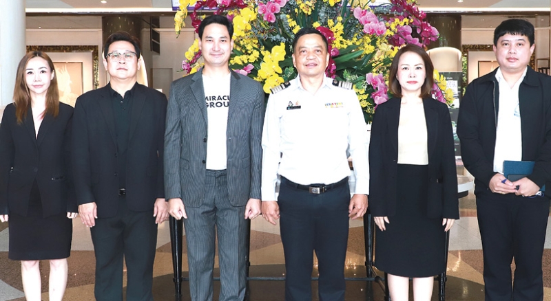 มาตรฐานด้านความปลอดภัย : อนัคพล อิงคะกุล รองประธานกรรมการบริหาร มิราเคิล กรุ๊ป และคณะ
ผู้บริหาร ร่วมต้อนรับ วิจิตต์ แก้วไทรเทียม ผอ.ท่าอากาศยานดอนเมือง ในโอกาสเป็นประธานเปิดโครงการฝึกอบรม หลักสูตร “บทบาทหน้าที่ของผู้ได้รับรองการดำเนินงานสนามบินสาธารณะในการให้บริการและการกำกับดูแลผู้ให้บริการในสนามบิน” จัดโดย บมจ.ท่าอากาศยานไทย ที่ โรงแรมมิราเคิล แกรนด์ คอนเวนชั่น
