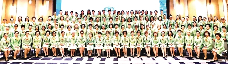 สสธวท ปฐมนิเทศ : คุณหญิงณัฐิกา วัธนเวคิน อังอุบลกุล ประธานสหพันธ์สมาคมสตรีนักธุรกิจและวิชาชีพแห่งประเทศไทยในพระบรมราชินูปถัมภ์ (สสธวท) เปิดการประชุมวิสามัญประจำปี 2569 ปฐมนิเทศนายกสมาคมฯ และสมาชิกใหม่ สสธวท โดยมี จรรย์สมร วัธนเวคิน, มาลีรัตน์ ปลื้มจิตรชม, วรรณวิภา เหราบัตย์
พร้อมด้วย นายก สธวท จังหวัดต่างๆ อาทิ ปราณี เลิศรุ้งพร, วิยะดา อุนนะนันทน์, อำไพ หาญไกรวิไลย์, ประภารัตน์ แต้กุล, ณัฏฐ์กัญญา แสงโพธิ์, สมศรี ชัยสุริยเทพกุล,
มุกดา ท้วมเสม และ 2 รอง ประธาน สสธวท ดร.สร้อยเพชร เรศานนท์, กฤติกา อภิชนตระกูล ร่วมงาน ที่ โรงแรมโวโค ถนนสุรวงศ์ กรุงเทพมหานคร