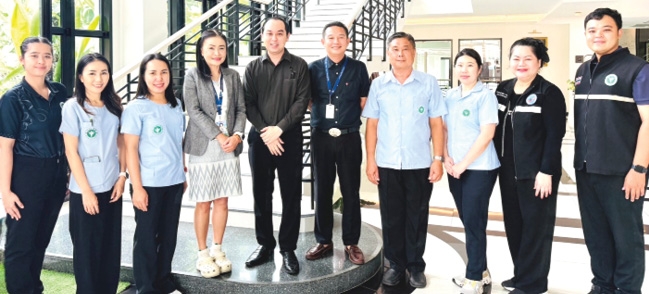 โรงแรมที่เป็นมิตรต่อสุขภาพและสิ่งแวดล้อม : กิตติเดช คุ้มม่วง ผู้จัดการ โรงแรมแคนทารี บ้านฉาง รับมอบประกาศนียบัตร Green Health Hotel Standard
โดยมี ณัฏฐวิทย์ พันธุรักษ์ รองปลัดเทศบาลเมืองบ้านฉาง จังหวัดระยอง และ
ผู้แทนหน่วยงานด้านสาธารณสุข ร่วมยินดี ที่โรงแรมแคนทารี บ้านฉาง จังหวัดระยอง