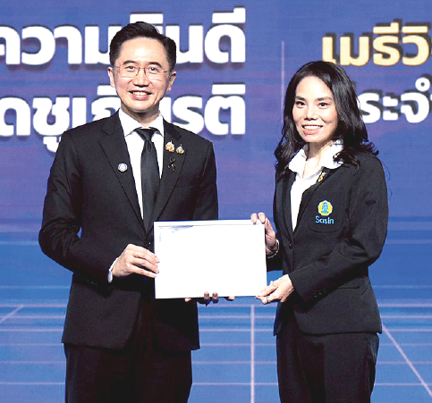 เชิดชูเกียรติ : ศ.ดร.พัฒนาพร ฉัตรจุฑามาส รับประกาศนียบัตร ทุนเมธีวิจัยอาวุโส วช. ประจำปี 2569 จาก ศ.ดร.ยศชนัน วงศ์สวัสดิ์
รองนายกรัฐมนตรี และ รมว.การอุดมศึกษา วิทยาศาสตร์
วิจัยและนวัตกรรม ที่โรงแรมเซ็นทาราแกรนด์ เซ็นทรัลเวิลด์