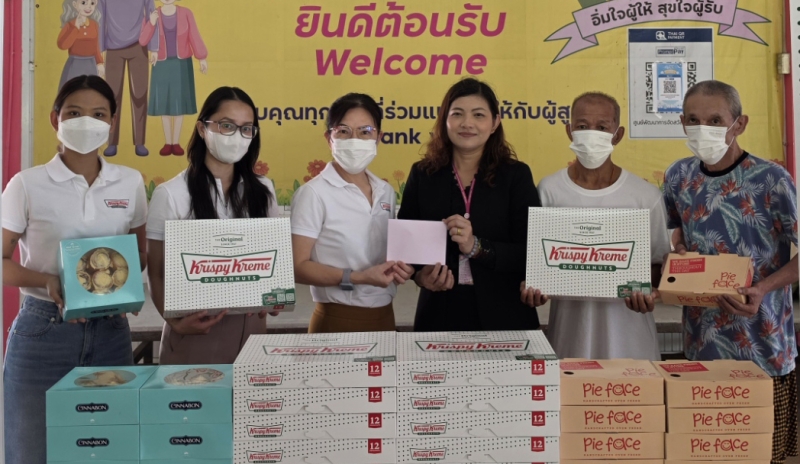 แบ่งปันรอยยิ้ม : ดร.อุษณีย์ มหากิจศิริ ลีโอณีโอ ประธาน บจก.เคเอฟยู ส่งทีมพนักงานไปมอบเงินบริจาคและจัดเลี้ยงอาหารกลางวัน พร้อมนำผลิตภัณฑ์จากแบรนด์ในเครือ ได้แก่ โดนัทคริสปี้ ครีม, ซินนาบอน และพาย เฟสซ์ ไปมอบให้แก่
ผู้สูงอายุและเจ้าหน้าที่ ที่ศูนย์พัฒนาการจัดสวัสดิการสังคมผู้สูงอายุ จังหวัดปทุมธานี