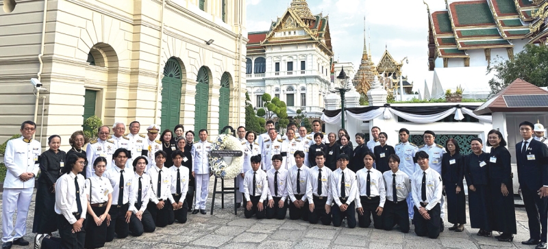 ด้วยสำนึกในพระมหากรุณาธิคุณ : ศุภมิตร ชิณศรี นายกสมาคมรัฐศาสตร์แห่งมหาวิทยาลัยธรรมศาสตร์ฯ ร่วมเป็นเจ้าภาพการบำเพ็ญกุศล
พระพิธีธรรมสวดพระอภิธรรมพระบรมศพ สมเด็จพระนางเจ้าสิริกิติ์ พระบรมราชินีนาถ พระบรมราชชนนีพันปีหลวง โดยมี จเด็จ อินสว่าง ประธานมูลนิธิรัฐศาสตร์ฯ, วรรณวิไล พรหมลักขโณ อดีตนายกสมาคมฯ และ พล.อ.ยศนันท์ หร่ายเจริญ ประธานมูลนิธิอีพีเอ ธรรมศาสตร์ พร้อมด้วย
ศิษย์เก่า คณาจารย์ และนักศึกษาคณะรัฐศาสตร์ มหาวิทยาลัยธรรมศาสตร์ เข้าร่วมพิธี ณ พระที่นั่งดุสิตมหาปราสาท ในพระบรมมหาราชวัง