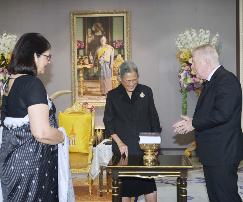 สมเด็จพระกนิษฐา
ธิราชเจ้า กรมสมเด็จพระเทพรัตนราช
สุดาฯ สยามบรมราชกุมารี เสด็จออก
ณ วังสระปทุม
พระราชทานพระราช
วโรกาสให้ นายแพทริก เบิร์น เอกอัครราชทูตไอร์แลนด์ประจำราชอาณาจักรไทย เฝ้าทูลละอองพระบาท กราบบังคมทูลลา ในโอกาสที่จะพ้นจาก
หน้าที่ ในโอกาสนี้ นางโสนาลี ราชสิงฆัม เบิร์น ภริยาเอกอัคร
ราชทูต ร่วมเข้าเฝ้า
ทูลละอองพระบาทด้วย