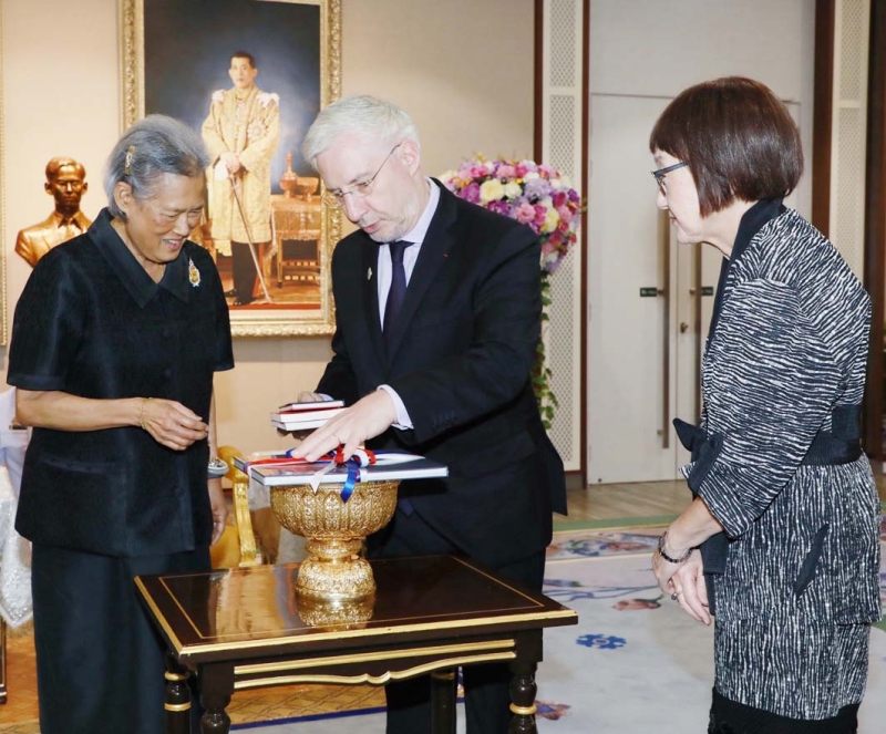 สมเด็จพระกนิษฐา
ธิราชเจ้า กรมสมเด็จพระเทพรัตนราช
สุดาฯ สยามบรมราชกุมารี เสด็จออก
ณ วังสระปทุม พระราชทานพระราช
วโรกาสให้ นายฌ็อง
โกลด ปวงเบิฟ
เอกอัครราชทูตสาธารณรัฐฝรั่งเศสประจำราชอาณาจักรไทย
เฝ้าทูลละอองพระบาท กราบบังคมทูลลา
ในโอกาสที่จะพ้นจากหน้าที่ โอกาสนี้
นางมาริโกะ ปวงเบิฟ
ภริยาเอกอัคร
ราชทูต ร่วมเข้าเฝ้าทูล
ละอองพระบาทด้วย

