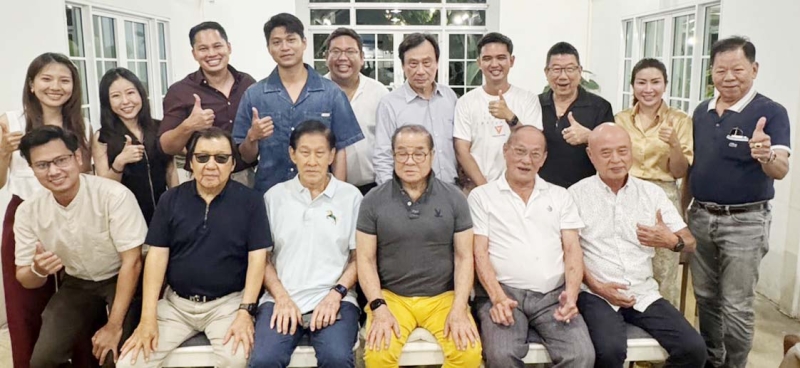 ยินดีกับ 2 สส. และ 3 สก. : สมชาย จงพิพิธพร พร้อมสมาชิกชมรมเพื่อนบ้านชิชา ชมรมสุขสวัสดิ์ 14 ร่วมแสดงความยินดีกับสมาชิกสภาผู้แทนราษฎร (สส.) และ สมาชิกสภากรุงเทพมหานคร (สก.) แอนศิริ
วลัยกนก สส.เขตทุ่งครุ, พงษ์สรณัฐ ทองลี สส.เขตจอมทอง, กันตพงศ์ ดีชัยยะ สก.เขตตลิ่งชัน, สุรเกียรติ
หวังพิทักษ์ สก.เขตคองสามวา และ ปิยวัช รังผึ้ง สก.เขตราษฎร์บูรณะ ที่ ห้องอาหาร อิ่มภิรมย์