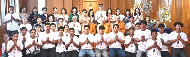 พัฒนาคุณภาพชีวิตคนพิการ : พระพรหมวชิรรังษี เจ้าอาวาสวัดบวรนิเวศวิหาร เป็นประธานฝ่ายสงฆ์ และ อัญชัน ตั้งมติธรรม
ประธานฝ่ายฆราวาส ในงานทอดผ้าป่ามหากุศล ประจำปี 2569 ของมูลนิธิสากลเพื่อคนพิการ ณ วัดบวรนิเวศวิหาร โดยมียอดปัจจัยรวม 3,544,799 บาท เพื่อส่งต่อเป็น “โอกาส” ในการสร้างชีวิตใหม่ที่มั่นคงให้แก่คนพิการ ผ่านการพัฒนาทักษะฝีมือ จัดหาอุปกรณ์ทำกิน และการสร้างอาชีพที่ยั่งยืนให้สามารถพึ่งพาตนเองและดูแลครอบครัวได้อย่างยั่งยืน