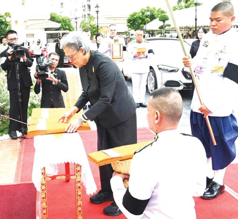 สมเด็จพระกนิษฐาธิราชเจ้า กรมสมเด็จพระเทพรัตนราชสุดาฯ สยามบรมราชกุมารี เสด็จพระราชดำเนินไปในการพระราชทานเพลิงศพ คุณหญิงวิรัตน์ ชมะนันทน์ ต.จ., ป.ม. ภริยา พลเอกเกรียงศักดิ์ ชมะนันทน์
นายกรัฐมนตรี คนที่ 15 ของประเทศไทย เป็นอาจารย์ในสถาบันการศึกษาหลายแห่ง ณ เมรุวัดพระศรี
มหาธาตุวรมหาวิหาร เขตบางเขน กรุงเทพมหานคร เมื่อวันอาทิตย์ที่ 12 กรกฎาคม 2569 เวลา 17.34 น.

