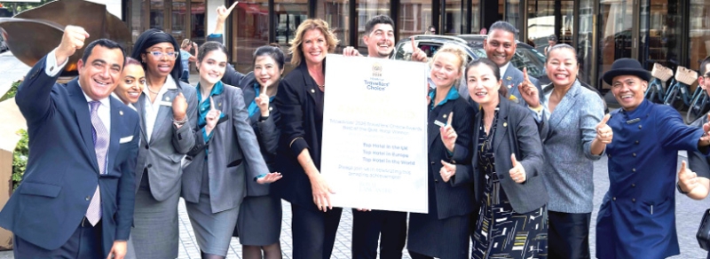 อันดับ 1 : Sally Beck, General Manager, Royal Lancaster London โรงแรมของคนไทย ระดับ 5 ดาว
ในกลางกรุงลอนดอน และพนักงานร่วมกันยินดีกับตำแหน่ง อันดับ 1โรงแรมยอดเยี่ยมในสหราชอาณาจักร จาก Tripadvisor Travellers’ Choice Awards 2026 โดยวัดผลจากความพึงพอใจผ่านรีวิวและประสบการณ์เข้าพักจริงของนักเดินทางทั่วโลก ด้วยปรัชญาการดำเนินงานที่เรียบง่าย แต่ทรงพลัง “We always Care”