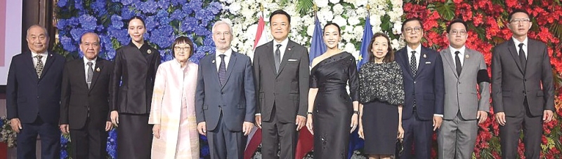 ฉลอง 340 ปี สยาม-ฝรั่งเศส : ฌ็อง-โกลด ปวงเบิฟ เอกอัครราชทูตสาธารณรัฐฝรั่งเศสประจำราชอาณาจักรไทย เปิดงาน 340 ปี ความสัมพันธ์ฝรั่งเศส-ไทย
การติดต่อสัมพันธ์ครั้งแรกตั้งแต่สมัยสมเด็จพระนารายณ์มหาราชแห่งกรุงศรีอยุธยา และครบรอบ 170 ปี แห่งการสถาปนาความสัมพันธ์ทางการทูตอย่างเป็นทางการ สะท้อนมิตรภาพและความร่วมมืออันยาวนานของทั้งสองประเทศ โดยมี อนุทิน ชาญวีรกูล นายกรัฐมนตรี และ รมว.มหาดไทย, สีหศักดิ์ พวงเกตุแก้ว รองนายกรัฐมนตรี และ รมว.การต่างประเทศ และ ซาบีดา ไทยเศรษฐ์ รมว.วัฒนธรรม ร่วมงาน เมื่อวันอังคารที่ 14 กรกฎาคม 2569 ที่โรงแรมอีสติน แกรนด์ พญาไท