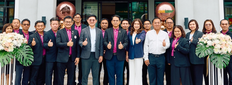 สาขาใหม่ : อนันต์ รัตนมั่นคง ประธานเจ้าหน้าที่บริหาร สายงานปฏิบัติการ บจก.กาแฟพันธุ์ไทย และ
เพชรัตน์ อุทัยสาง กก.ผจก.บจก.โกลัค ผู้ดำเนินการมาสเตอร์แฟรนไชส์ซับเวย์ในประเทศไทย ร่วมกันต้อนรับ กิตติศักดิ์ วรรณแก้ว รองผู้ว่าการการไฟฟ้าส่วนภูมิภาค และคณะ ในโอกาสเปิดร้านกาแฟพันธุ์ไทยและซับเวย์ ในรูปแบบ Co-working & Play Space ภายในสถานีชาร์จรถยนต์ไฟฟ้า PEA EV Hub อ.ชะอำ จ.เพชรบุรี