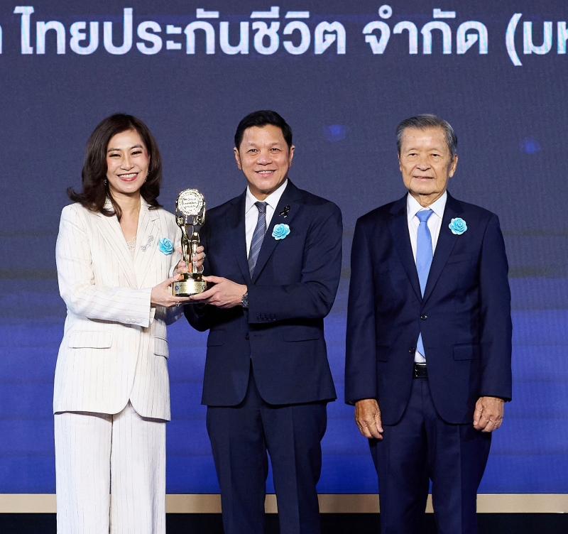 ต่อเนื่องปีที่ 4 : วรางค์ ไชยวรรณ รองประธานเจ้าหน้าที่บริหาร บมจ.ไทยประกันชีวิต รับรางวัล บริษัทยอดเยี่ยมด้านประกันชีวิตแห่งปี 2569 จาก วิทัย รัตนากร ผู้ว่าการธนาคารแห่งประเทศไทย ในงานมอบรางวัลเกียรติยศ ที่ โรงแรมสยาม เคมปินสกี้ กรุงเทพ