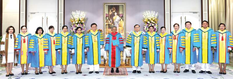 สมเด็จพระกนิษฐาธิราชเจ้า กรมสมเด็จพระเทพรัตนราชสุดาฯ สยามบรมราชกุมารี เสด็จออก ณ วังสระปทุม กรุงเทพมหานคร พระราชทาน
พระราชวโรกาสให้ ศาสตราจารย์กิตติคุณ สุรศักดิ์ ฐานีพานิชสกุล นายกสภาสถาบันพระบรมราชชนก นำคณะผู้บริหารสถาบันพระบรมราชชนก
เฝ้าทูลละอองพระบาท ทูลเกล้าทูลกระหม่อมถวายปริญญาพยาบาลศาสตรดุษฎีบัณฑิตกิตติมศักดิ์ เพื่อเฉลิมพระเกียรติคุณที่ทรงมีต่อวงการพยาบาลและ
การสาธารณสุข รวมทั้งทูลเกล้าทูลกระหม่อมถวายเงิน โดยเสด็จพระราชกุศลตามพระราชอัธยาศัย เมื่อวันจันทร์ที่ 13 กรกฎาคม 2569 เวลา 13.53 น.
