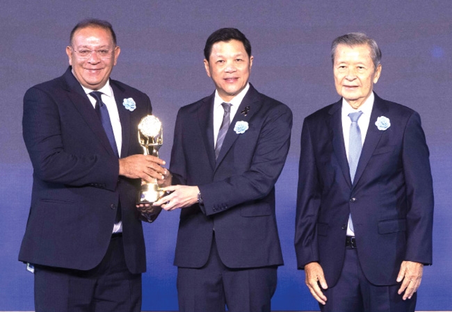 ต่อเนื่องปีที่ 3 : มนตรี ลาวัลย์ชัยกุล ประธานเจ้าหน้าที่บริหาร บมจ.ปตท.สำรวจและ
ผลิตปิโตรเลียม (ปตท.สผ.) รับรางวัลบริษัทยอดเยี่ยมแห่งปี 2569 ตลาดหลักทรัพย์แห่ง
ประเทศไทย และบริษัทยอดเยี่ยมแห่งปี 2569 หมวดธุรกิจพลังงานและสาธารณูปโภค จาก วิทัย รัตนากร ผู้ว่าการธนาคารแห่งประเทศไทย ที่ โรงแรมสยามเคมปินสกี้