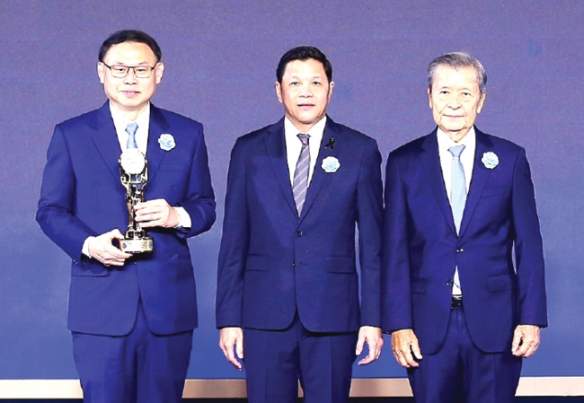 ต่อเนื่องปีที่ 3 : ยุทธศักดิ์ ภูมิสุรกุล ปธ.จนท.บห.บมจ.ซีพี ออลล์ รับรางวัล “บริษัทยอดเยี่ยมแห่งปี 2569” (Best Public Companies of The Year 2026) หมวดธุรกิจ
พาณิชย์ จาก วิทัย รัตนากร ผู้ว่าการธนาคารแห่งประเทศไทย ในงานมอบรางวัลเกียรติยศ
MONEY & BANKING AWARDS 2026 ที่โรงแรมสยาม แคมปินสกี้ กรุงเทพ